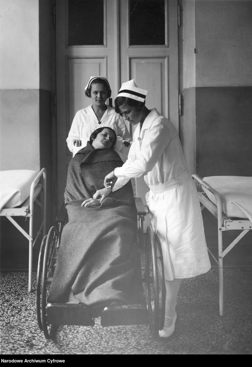 Pielęgniarki przewożące na wózku chorą kobietę, 1927 r.