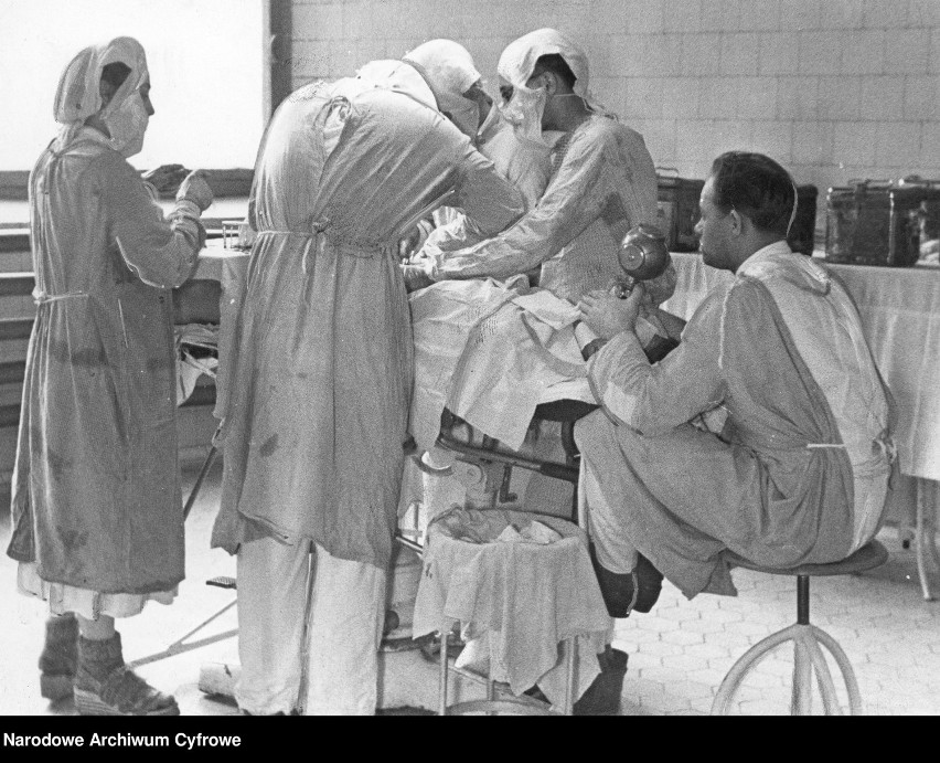 Lekarz i personel pomocniczy podczas operacji w szpitalu w Krakowie, 1943 r.