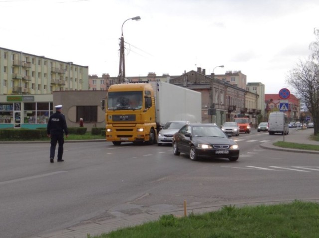 Gdy dochodzi do wypadku, skrzyżowanie jest zakorkowane. Policja musi kierować ruchem