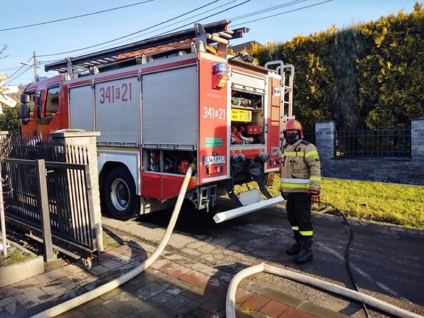 Nowy Sącz pożar. W garażu prywatnej posesji przy ul. Księżycowej spłonęło auto [ZDJĘCIA]