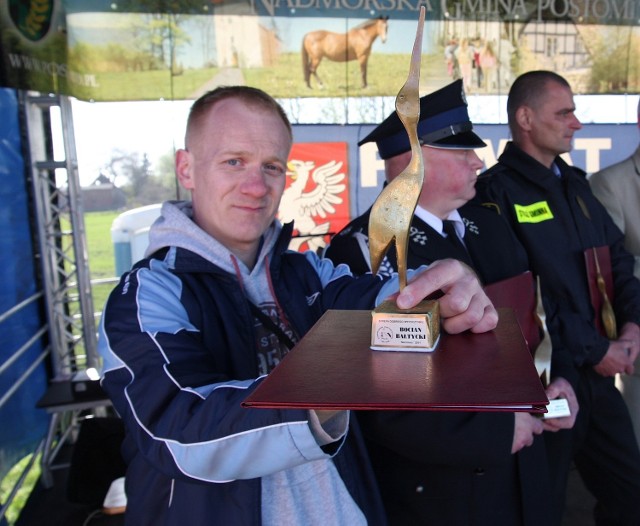 Tomasz Turczyn, redaktor prowadzący "Dziennik Sławieński" odebrał statuetkę Bociana Bałtyckiego przyznaną sławieńskiej redakcji za promowanie gminy Postomino i regionu