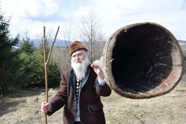 Józef Broda nie tylko gra na instrumentach ludowych, ale także je tworzy