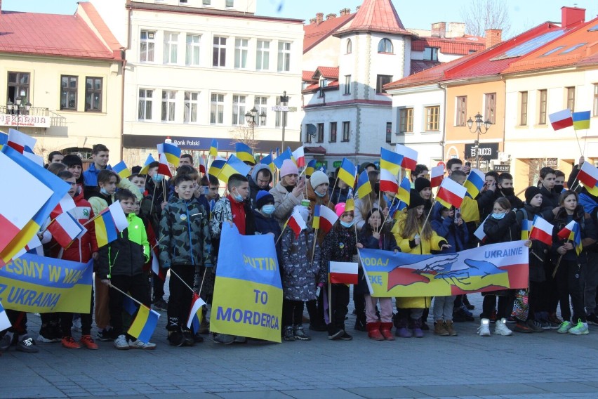 Dzieci i młodzież z Żywca przeciwko barbarzyńskim najazdom Rosji na Ukrainę. Manifestują w imię solidarności z Ukrainą