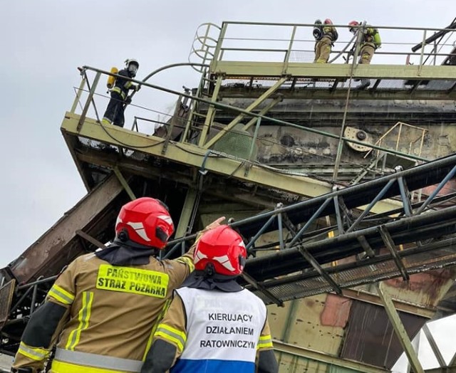 Akcja gaszenia pożaru w kamieniołomie w Gniewkowie. Zapalił się potężny taśmociąg