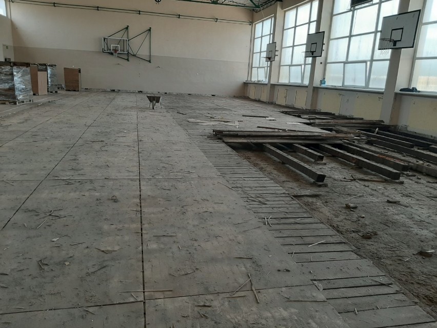Rozpoczął się remont sali gimnastycznej przy Zespole Szkół Ponadgimnazjalnych nr 8 na Nadrzecznej w Tomaszowie [FOTO]