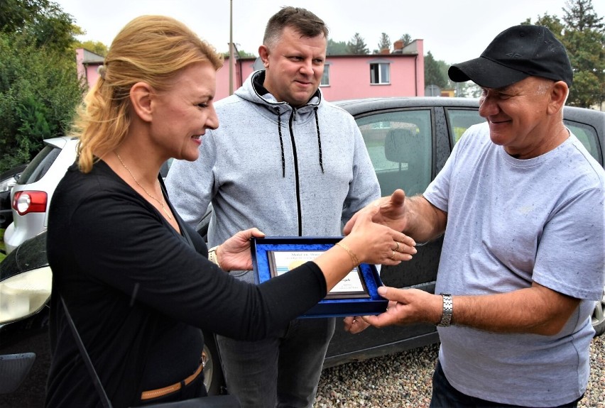 Państwo Dorota i Zbigniew Sieradzcy odbierają Medale im....