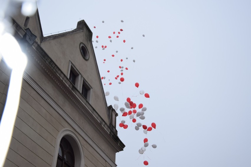 Młodzież Świebodzina śpiewa hymn na stulecie odzyskania...