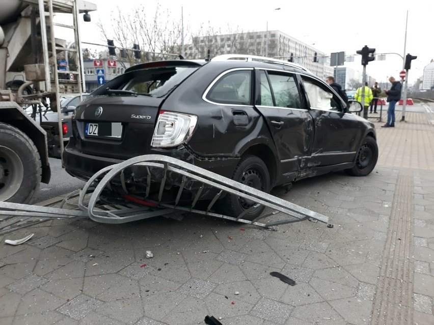 Wypadek na Legnickiej. Skoda wjechała na przystanek, ranna...