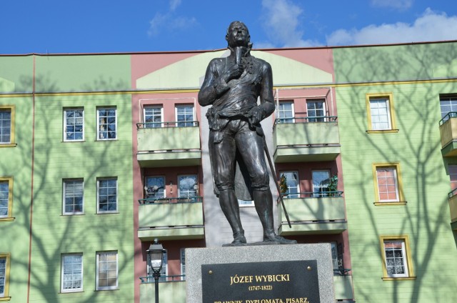 Pomnik Józefa Wybickiego w Głogowie znajduje się na placu Umińskiego na starówce