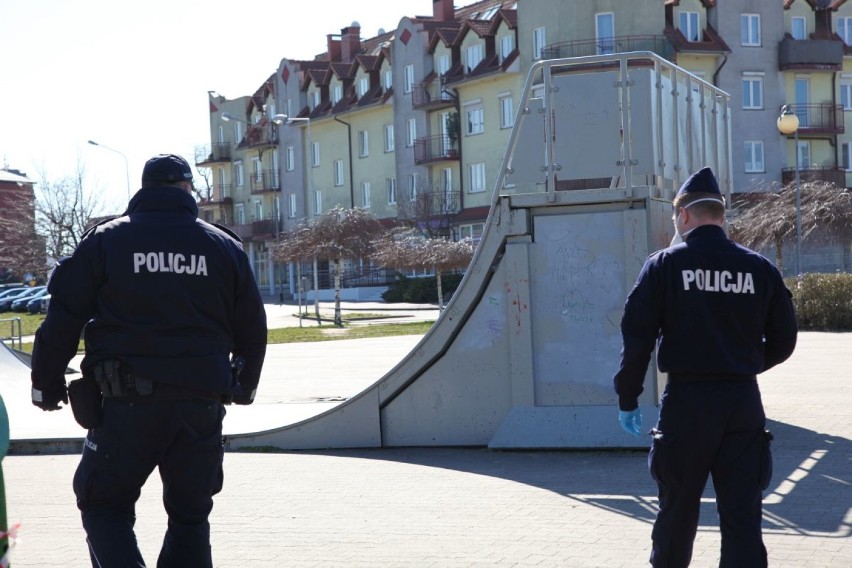 Za gromadzenie się grozi wysoka kara. Parki i centra miast patroluje policja