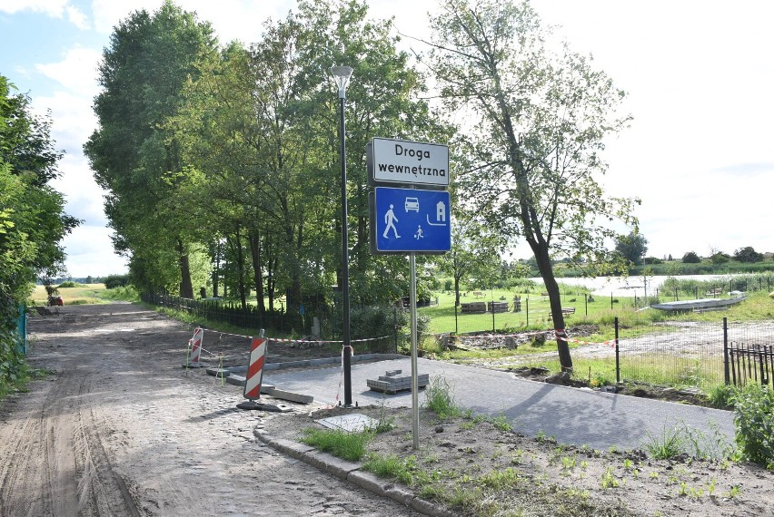 Malbork. Bulwar nad Nogatem przedłużony już do dawnej plaży wojskowej. Prace budowlane na ukończeniu