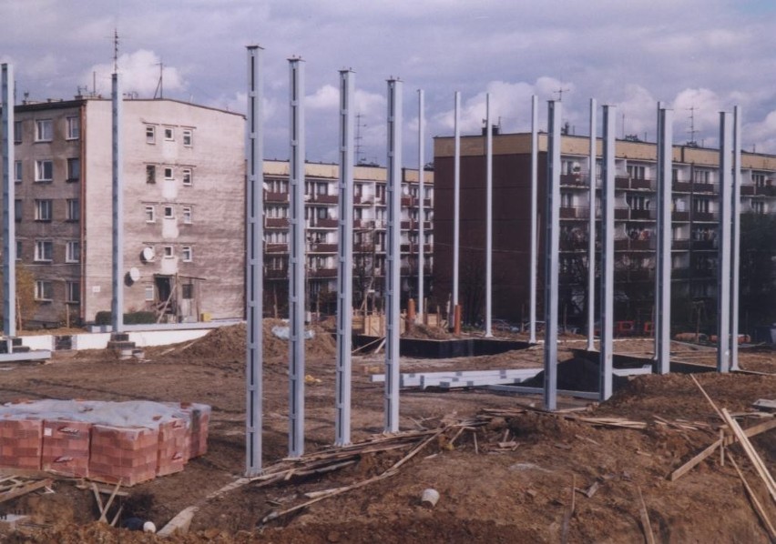 Hala sportowa przy ul. Folwareckiej w Żorach: w 1998 r. zaczęto jej budowę