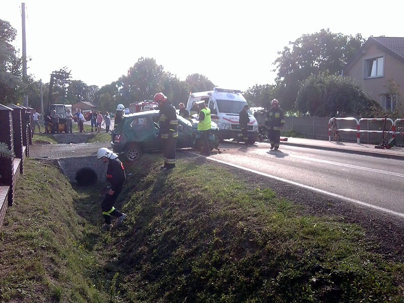 Groźny wypadek drogowy w Sierzchowie. Czworo młodych ludzi rannych. ZDJĘCIA