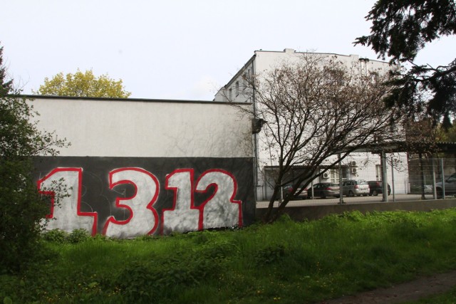 Napis „1312”, będący zamiennikiem skrótu A.C.A.B. (od angielskiego All Cops Are Bastards, czyli „wszyscy glinarze to dranie”) jest doskonale widoczny dla jadących trasą W-Z