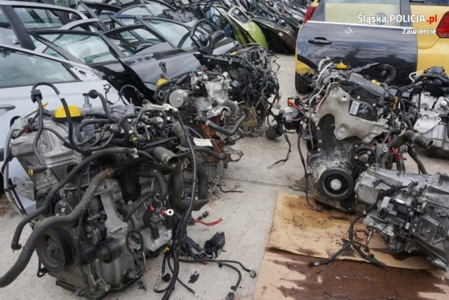 Autozłom w Porębie sprzedawał części z kradzionych aut