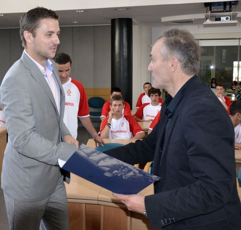 Prezydent Gdyni, Wojciech Szczurek gratulował młodym piłkarzom Arki mistrzostwa Polski. Zdjęcia