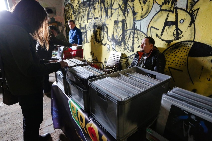 Szczecinianie zakochani w winylach. Tłumy na Record Store Day [ZDJĘCIA]