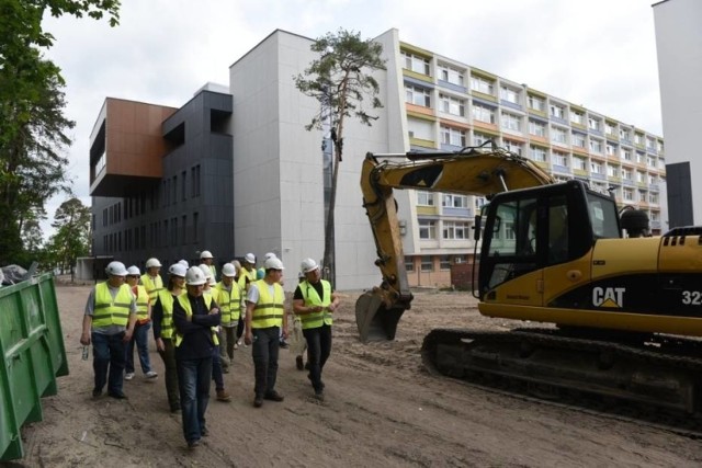 Zacznijmy od największej w ostatnich latach inwestycji w Toruniu - Wojewódzkiego Szpitala Zespolonego na Bielanach.

Na Bielanach finiszują

Kamień węgielny poświęcony przez papieża Franciszka wmurowano na Bielanach w kwietniu 2017 r. Prace budowlane trwają więc już trzeci rok i powoli zbliżają się do końca. Termin otwarcia nowego szpitala był już przesuwany, ale nawet jeśli w czerwcu 2020 roku nie uda się jeszcze ukończyć inwestycji, to i tak do wykonania pozostanie niewiele.

Polecamy: Nowy szpital na Bielanach od środka. Budowa opóźniona. Kiedy otwarcie?


Więcej zdjęć: TUTAJ

Cztery duże budynki nowego szpitala stoją już od dawna. Trwają w nich prace wykończeniowe i instalacja nowoczesnego sprzętu - koszt nowej aparatury i wyposażenia to 200 mln zł. Po zakończeniu budowy na Bielanach będzie prawie tysiąc łóżek. Cały koszt rozbudowy wynosi 560 mln zł.

Zobacz także: Najlepsza kawa w Toruniu. 10 najlepszych kawiarni według tripadvisor!

Zobacz także: Plaga szczurów i myszy na Rubinkowie! "Są już nawet w łazienkach" - alarmują mieszkańcy

