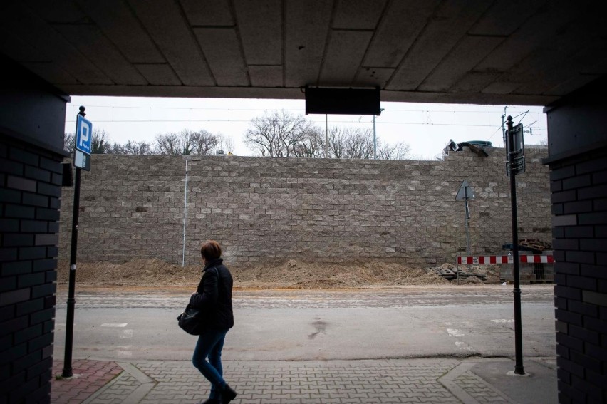 Kraków. Rośnie mur PKP między Kazimierzem a Grzegórzkami. Przy ulicy Halickiej pracują też archeolodzy [ZDJĘCIA]