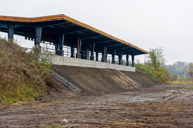 Prace w związku z remontem trybuny stadionu GKS Rozbark w Bytomiu cały czas trwają. Zobacz kolejne zdjęcia. Przesuwaj zdjęcia w prawo - naciśnij strzałkę lub przycisk NASTĘPNE >>>