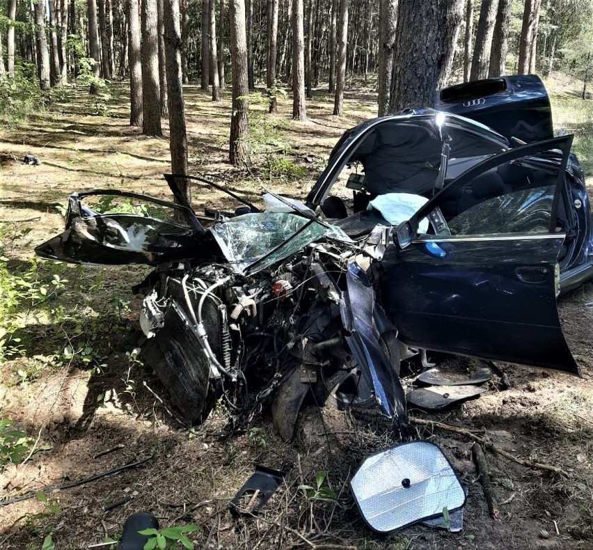 Fatalny wypadek na drodze z Chojna do Sierakowa. Audi roztrzaskało się na drzewie! [ZDJĘCIA]