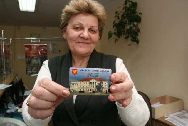 Olga Pukło z Punktu Sprzedaży Biletów przy ulicy Warszawskiej pokazuje Kielecką Kartę Miejską i przypomina o zabraniu zdjęcia, bo bez niego wniosek nie będzie przyjęty.