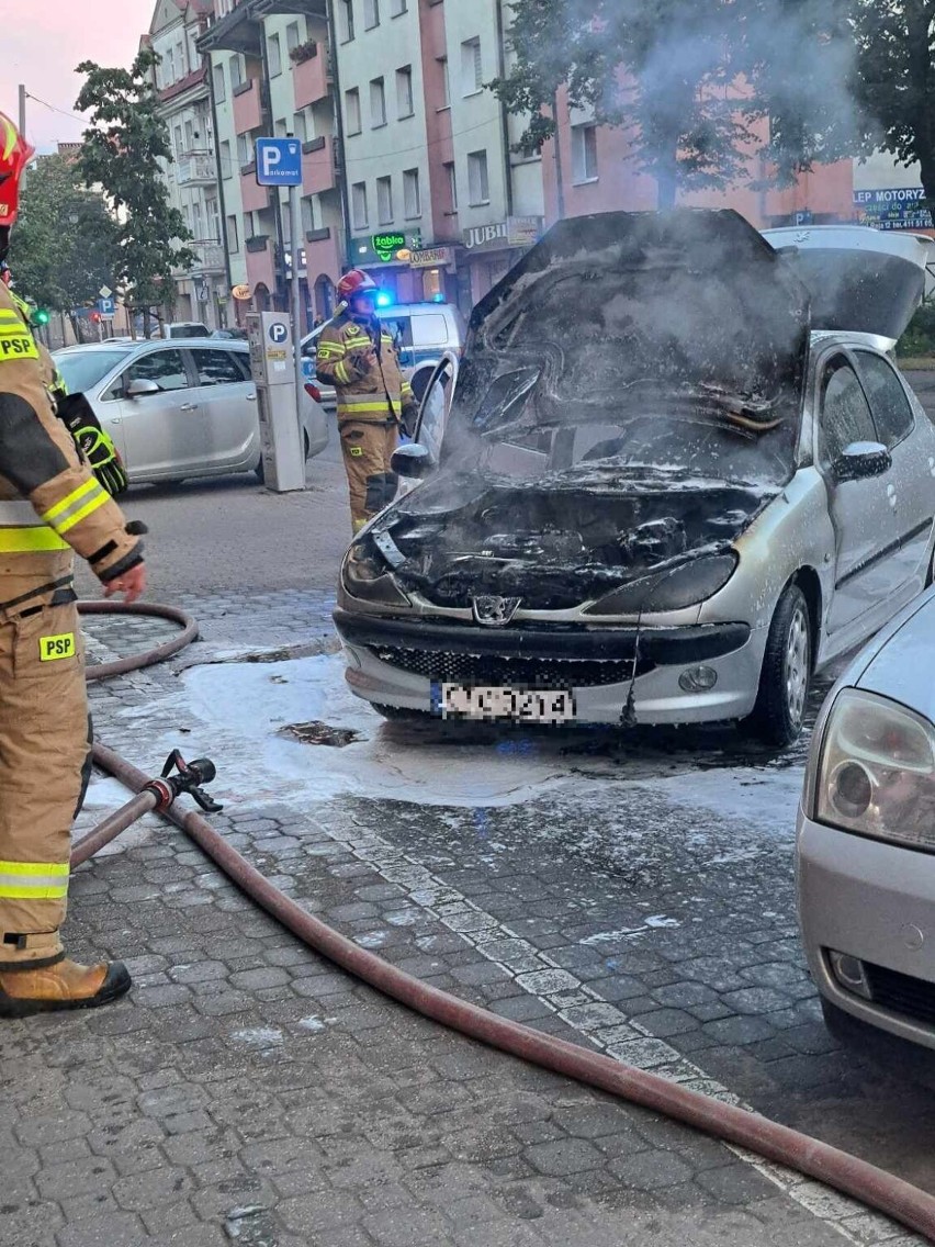 Pożar peugeota na Warszawskiej we Włocławku. Zdjęcia, wideo