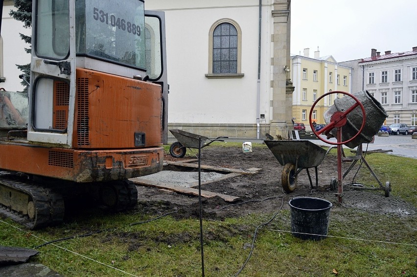 Trwają prace przy gorlickiej farze. Stanie tu pomnik Papieża JPII