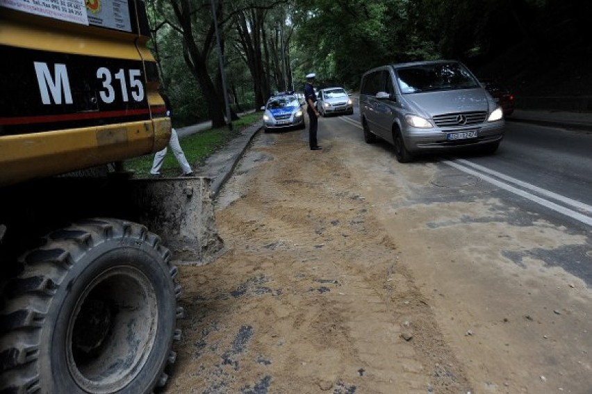 Kierowcy jadący ulicą Słowackiego muszą uważać na olej,...