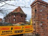 Sieraków. Trwa odbudowa dawnego kościoła ewangelickiego. Jest dach, wkrótce będzie także wieża południowa