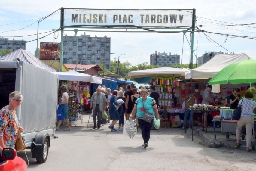 Tłumy na bazarach w Kielcach we wtorek 7 czerwca. Co szło najlepiej? Duże kolejki po ubrania i świeże warzywa. Zobacz zdjęcia 