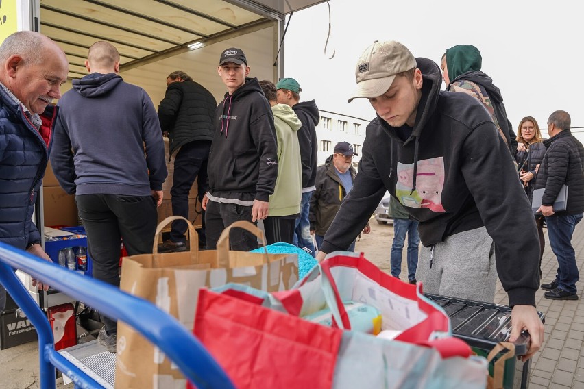 Niemieccy partnerzy powiatu puckiego z Trier-Saarburg przywieźli ponad tonę darów dla Ukraińców w powiecie puckim. Część trafi na Ukrainę