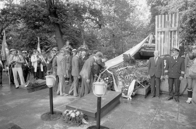 Gdańsk 30.08.1981 - uroczystości na Westerplatte z okazji przywrócenia krzyża. Za krzyżem, na Cmentarzu Obrońców Westerplatte, czołg-pomnik T-34/76
