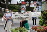 Mieszkańcy Buska - Zdroju protestowali przez budynkiem Urzędu Miejskiego. Sprzeciwiali się ostatnim działaniom władz (ZDJĘCIA, WIDEO)