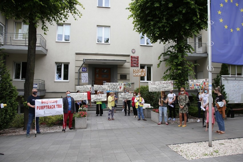 Protest przed urzędem miejskim w Busku - zdroju w czwartek,...