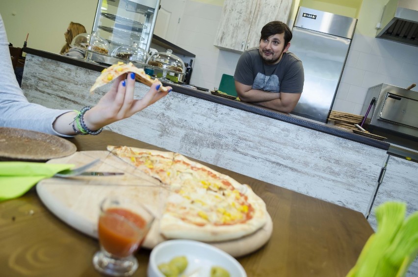 Pizzeria oferuje najpopularniejsze włoskie danie w wersji...