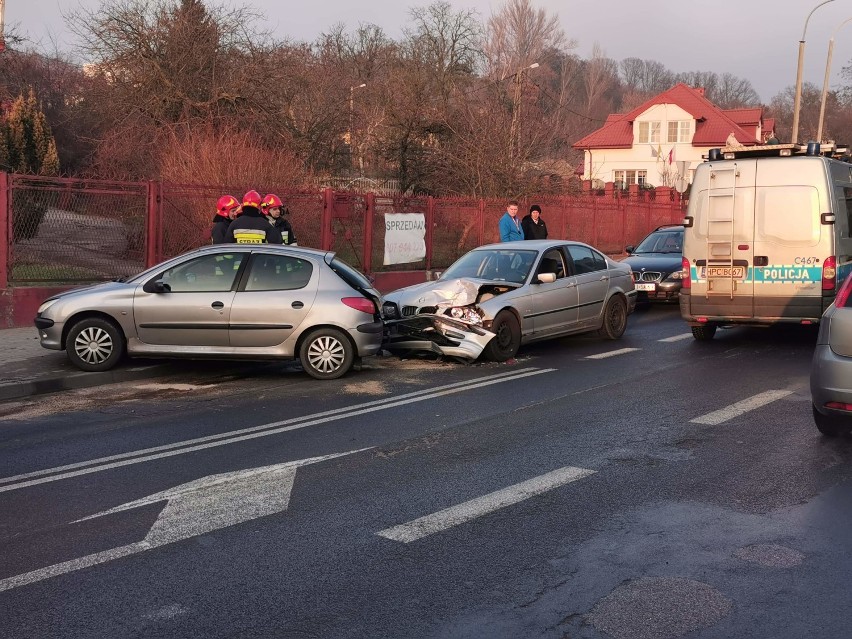Wypadek na ul. Lipnowskiej we Włocławku. Kierowca BMW trafił do szpitala [zdjęcia]