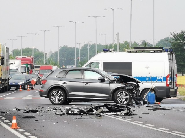 Dzisiaj rano, 14 czerwca na skrzyżowaniu ulic Szosa Lubicka oraz Przy Skarpie w Toruniu doszło do wypadku dwóch samochodów osobowych. Dwie osoby zostały przewiezione do szpitala. 

- O godzinie 7:02 otrzymaliśmy zgłoszenie o kolizji dwóch pojazdów osobowych. Do wypadku doszło na osiedlu Rubinkowo, na skrzyżowaniu ulic Szosa Lubicka oraz Przy Skarpie w Toruniu. W wypadku ranne zostały dwie osoby, które przewieziono do szpitala – informuje Przemysław Baniecki Oficer Prasowy Komendanta Miejskiego Państwowej Straży Pożarnej w Toruniu.

Kierowcy podróżujący Szosą Lubicką mogą spodziewać się utrudnień w ruchu drogowym w związku z porannym wypadkiem.

[aktualizacja]

Zobacz także: 2 tysiące norek uciekło z fermy pod Toruniem. Ktoś wypuścił je z klatek. Dorosłe osobniki dusiły cudze młode

Chcesz być na bieżąco z utrudnieniami w Toruniu i regionie? Dołącz do naszej grupy na FACEBOOKU