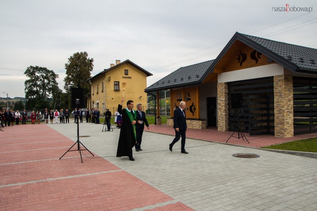 W Bobowej odbyło uroczyste oddanie do użytku wielofunkcyjnego placu miejskiego  przy ulicy Grunwaldzkiej.