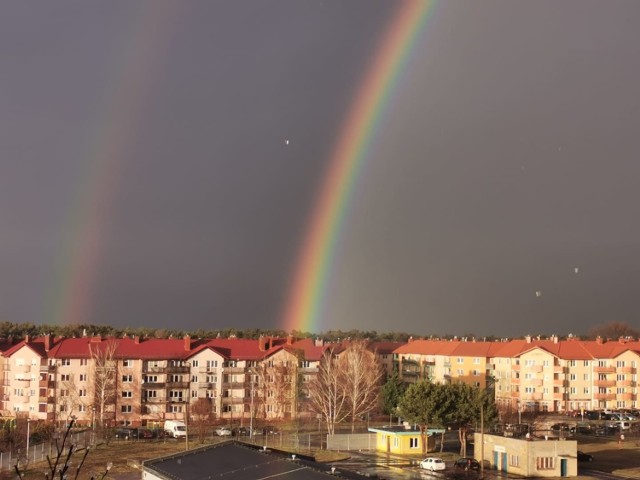 W niedzielę po południu nad Zieloną Górę nadciągnęła burza. Zaczęło się błyskać i co chwilę słychać było grzmoty. Burzy towarzyszył porywisty wiatr z deszczem i drobnym gradem. A potem na niebie pojawiła się śliczna tęcza.