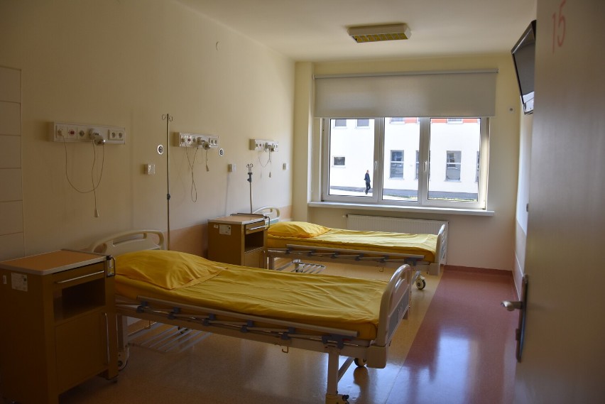 Na oddziale geriatrycznym dla chorych przygotowano 30 łóżek....