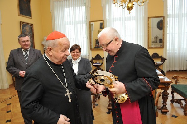 8 lutego 2013 roku Delegacja Miasta, Uzdrowiska i Parafii w składzie: Jerzy Terlecki &#8211; Burmistrz Polanicy Zdroju, Jacek Tyniec &#8211; Prezes Miejskiego Zakładu Komunalnego, dr Joanna Styczyrz-Szykowska &#8211; Ordynator Sanatorium Nr 2 &#8222;Zdrowie&#8221; oraz ks. prałat Antoni Kopacz &#8211; Proboszcz i Dziekan Polanicki udała się do Metropolitalnej Kurii Biskupiej mieszczącej się przy Franciszkańskiej 3 w Krakowie celem odebrania Relikwii Bł. Jana Pawła II z rąk Jego Eminencji Ks. Kardynała Stanisława Dziwisza.