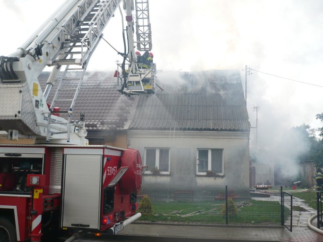 Pożar w Zajączkach. Nastolatki podpaliły swój dom