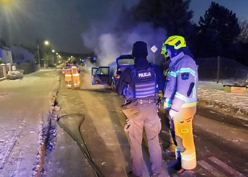 Reda. Auto zapaliło mu się w trakcie jazdy (15.12.2022 r.). 26-letni kierowca na dokładkę dostał mandat w wysokości 2 tys. zł 