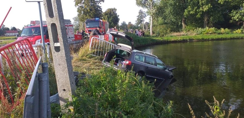 Wypadek w Lipce. Samochód przebił barierki i wjechał do stawu. ZDJĘCIA