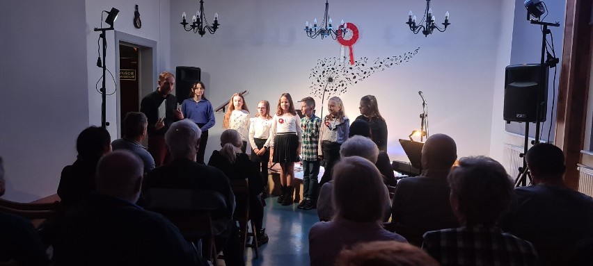 Spotkanie z piosenkami patriotycznymi w Centrum Kultury i Bibliotece Publicznej w Kamieńcu