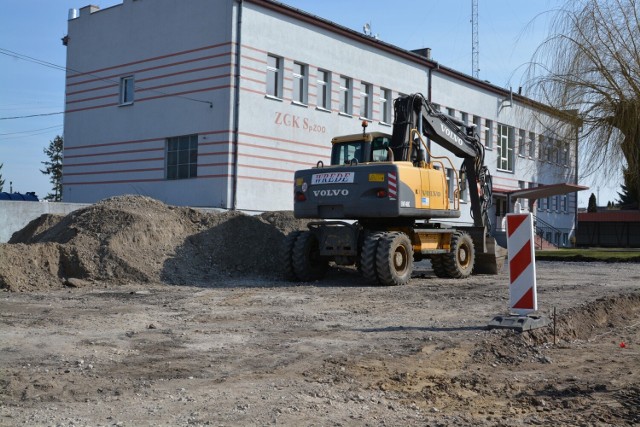 Obecnie prace trwają na ulicy Orzeszkowej w Sępólnie. Droga została zamknięta dla ruchu.