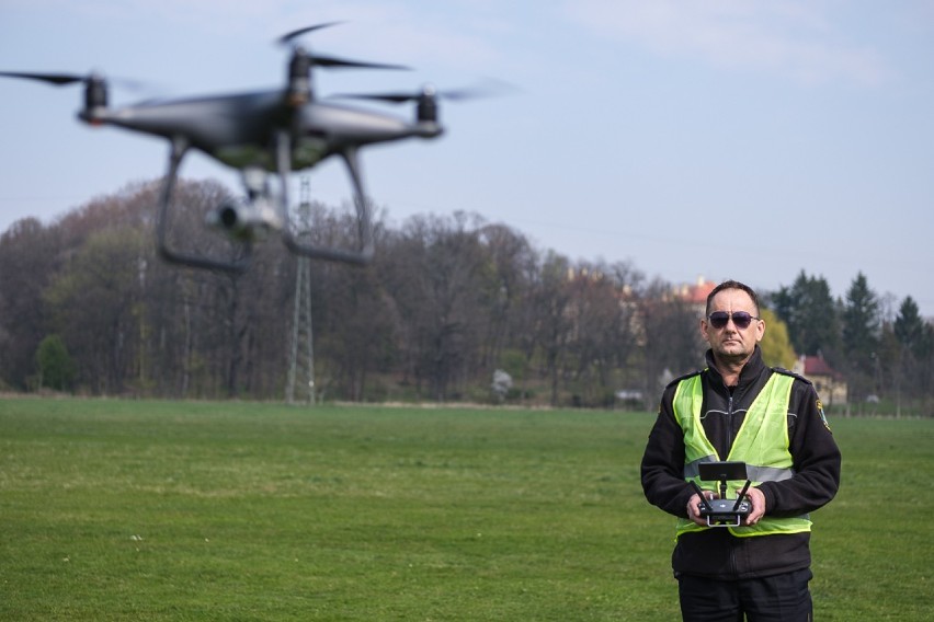 Nyska PWSZ jako pierwsza w kraju wydała podręcznik o pilotażu dronów