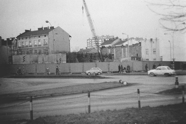Początek budowy wieżowca u zbiegu alei Lenina (dziś Piłsudskiego) i ul. Grunwaldzkiej. 
Data wykonania zdjęcia: styczeń 1980 r.