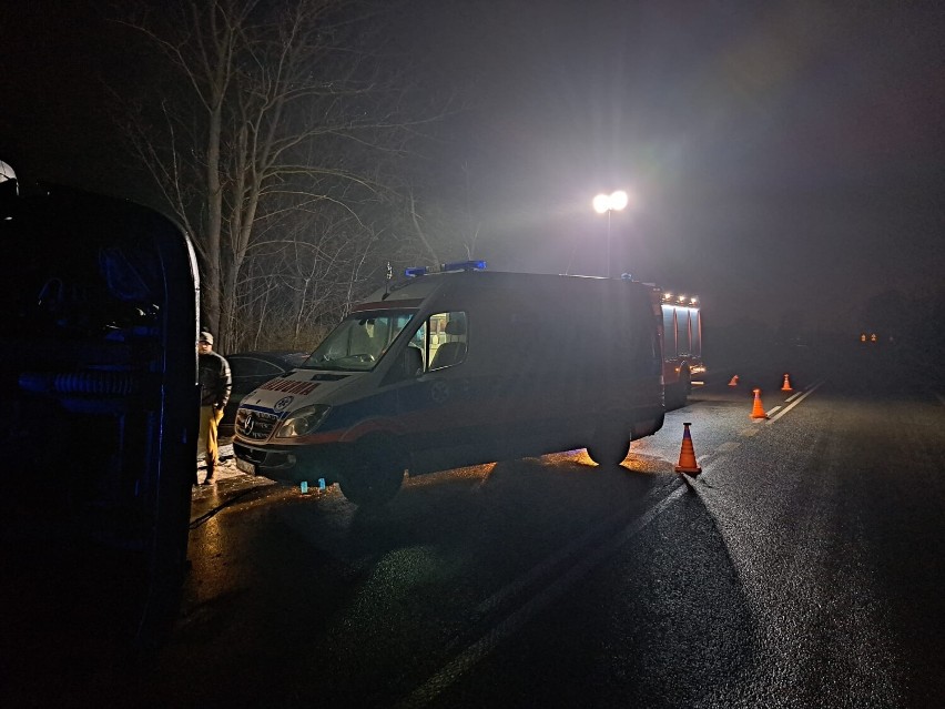 Nagórki-Olszyny (gmina Drobin) wypadek. Ciężarówka wywróciła się na DK10. Warunki na drogach są koszmarne